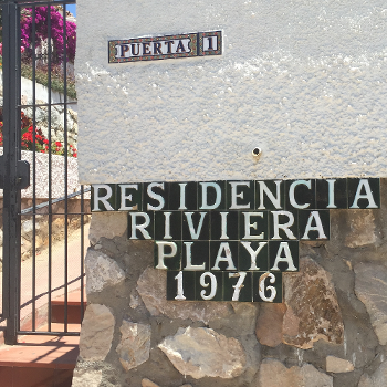 Ingången från Avenida Del Golf till Rivera Playa